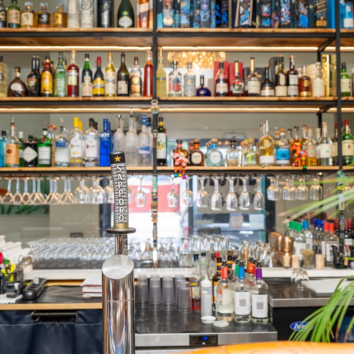Full Bar & Refreshing Drinks
