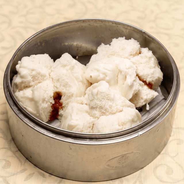 蒸叉燒包 [Steamed BBQ Pork Buns].