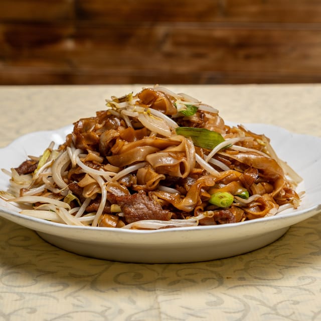 濕炒豉椒牛粉 [Black Bean Beef Chow Fun].