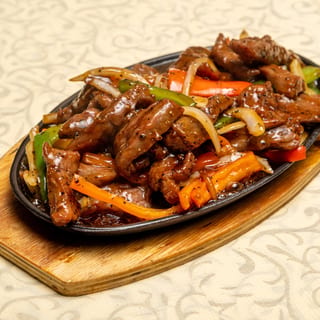鐵板黑椒牛柳條 [Sizzling Shredded Beef with Black Pepper Sauce]