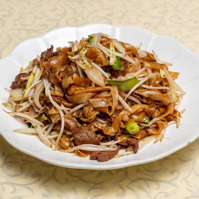 乾炒牛河 [Beef Chow Fun] Lunch.