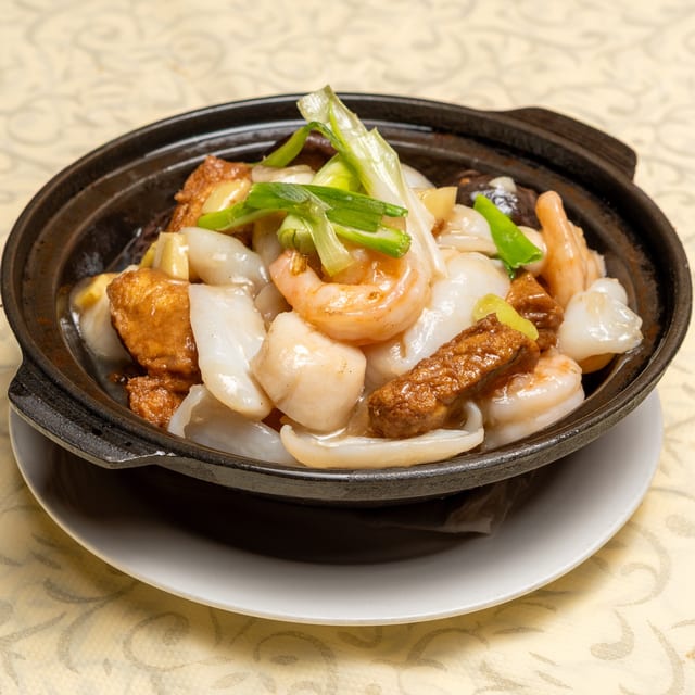 海鮮豆腐煲 [Seafood Tofu Clay Pot].